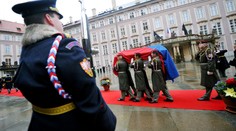 Havla doprovodily při poslední cestě na Hrad tisíce lidí