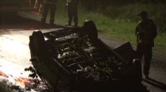 Auto na střeše: kamarádi nechali druha zemřít!