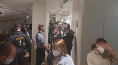 Policisté rozháněli party v centru Prahy! V jednom bytě objevili 60 lidí