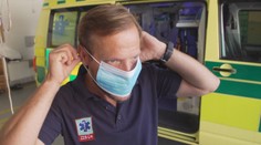 Záchranářům se komplikují výjezdy, pacienti netuší, že musejí mít roušky!