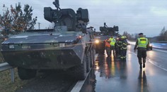 Do kolony pandurů na dálnici D6 nabouralo auto. Čtyři vojáci jsou zranění