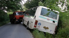Autobus v Brně boural se dvěma osobáky. Dva lidé jsou v nemocnici