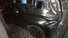 BMW skončilo po srážce v kavárně Tančícího domu
