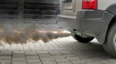Potetovaný frajer vytlačil auto s mladou rodinou ze silnice. A je za hrdinu!