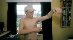 Tom (16) se nechtěl sprchovat, zemřel v hromadě deodorantů!