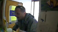 Lupič přepadl během 20 minut banku a směnárnu! Poznali ho exkolegové