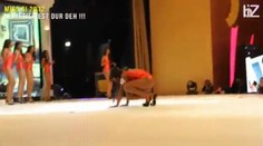 Finalistku Miss zradily podpatky. Promenádu završila pádem
