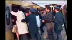 Japonští průvodčí cpou do metra lidi násilím