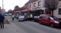 Řidič havarovaného trolejbusu měl infarkt! Dál zůstává v nemocnici