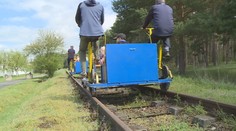 Po Baťově železnici už vlaky nejezdí. Lidé se tam prohání na šlapací drezíně