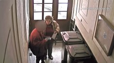 Drzá podvodnice obrala stařenku o peníze. Už podruhé! Poznáte ji?
