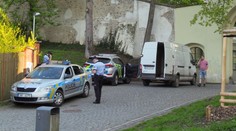 Šílenec ujížděl policii Stromovkou. Lidé sotva uskakovali! VIDEO