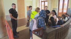 Na hlavní nádraží v Praze stále přijíždí noví uprchlíci. Dobrovolníci se jim snaží pomoci