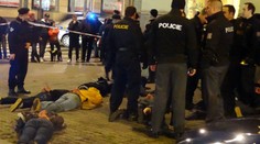Ruští fotbaloví chuligáni řádili v centru Prahy, těžce zranili policistu