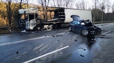 Řidič auta zemřel po srážce s náklaďákem, ten začal navíc hořet