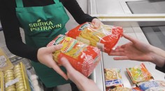 Počet lidí v nouzi stoupá. Do potravinových bank jich míří čím dál víc