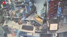 Chci peníze, jinak tě zabiju! Poznáte lupiče ze záběrů kamery?