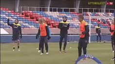 VIDEO: BLÁZEN IBRAHIMOVIČ se zase předvedl. NAKOPL SPOLUHRÁČE