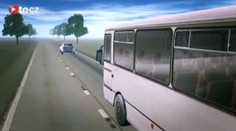 Zájezdní autobus havaroval a uvěznil uvnitř tři desítky lidí