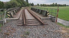 Téměř rok od povodní někde stále nejezdí vlaky. Tratě čekají na opravu
