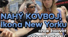 Nahý kovboj, ikona New Yorku, chce žalovat nahou "kovholku"