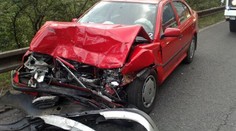 Auto na rušné křižovatce zničilo semafor. Řidiči měli starosti
