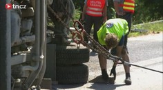 Opilý řidič autobusu naboural kamion. Po nehodě se zhroutil