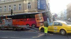 TAXI VYTLAČILO AUTOBUS! Legerova jezdila jedním pruhem! VIDEO