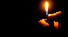 Muž šel hrát karty. Družka zapálila jeho oblíbený bar