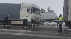 Čtyři kamiony se srazily na D5 u Tachova. Nehoda zablokovala také D1