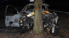 Auto plné mladých lidí narazilo do stromu. Řidič (21) v něm uhořel