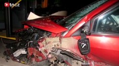 Opilec v Jihlavě smetl policejní auto. Čtyři zranění