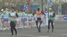 VIDEO: Maratonec bez živého srdce přepsal historii. A ani se nezapotil