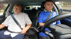 Mladík zvládne řídit auto jen jedním loktem. Přiučil i instruktory v autoškole