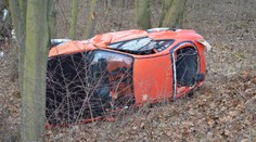 Auto ve vysoké rychlosti vyletělo ze silnice! Zraněná žena skončila v nemocnici!