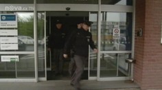 Dítě v Hradci Králové skoro vypadlo z okna, opilá babička spala