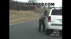 Ožralý policajt v akci. Koukněte na něj