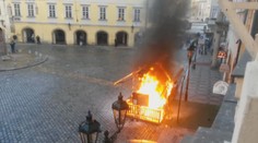 Zahrádku před restaurací v centru Prahy pohltily plameny! VIDEO