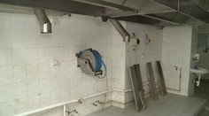 Domovu seniorů vzaly povodně kuchyni. V odklízení škod jim pomáhají vězni