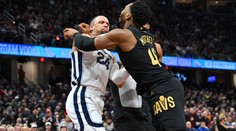 Zákeřný úder a rvačka v NBA. Hvězda Clevelandu dostala pěstí mezi nohy