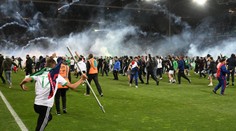Peklo po baráži v Ligue 1. Rozzuřené fanoušky odháněla policie slzným plynem