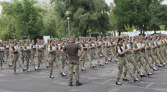 Ukrajinské vojačky na podpatcích. Veřejnost i opozice se bouří