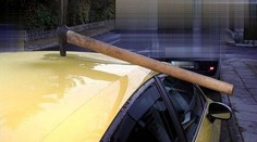 Krumpáč zabodnutý ve střeše auta! To patří olomouckému státnímu zástupci!
