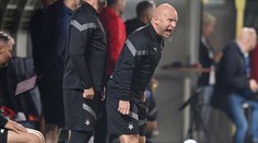 Červená pro asistenta a další zraněný stoper. Slavia po šlágru řeší dva maléry