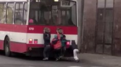 Nebezpečná zábava v Ústí. Děti se vozí na náraznících trolejbusů