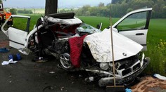 Tragické ráno: Dvě auta narazila do stromu, 1 mrtvý a 4 zranění