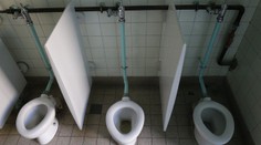 Veřejná WC jsou líheň nemocí, říká se. Lékařka prozradila, jak to je