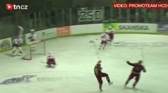 Gólman zakopl za brankou a nahrál na gól. VIDEO