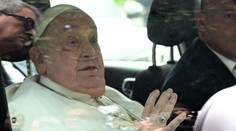 Papežův život visel na vlásku. Zvažovali jsme, že ho necháme odejít, říká lékař
