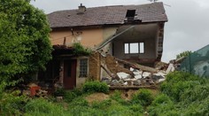 Po lijácích se zřítila část dvou domů ve Zlínském kraji. Hasiči evakuovali žáky ze školy